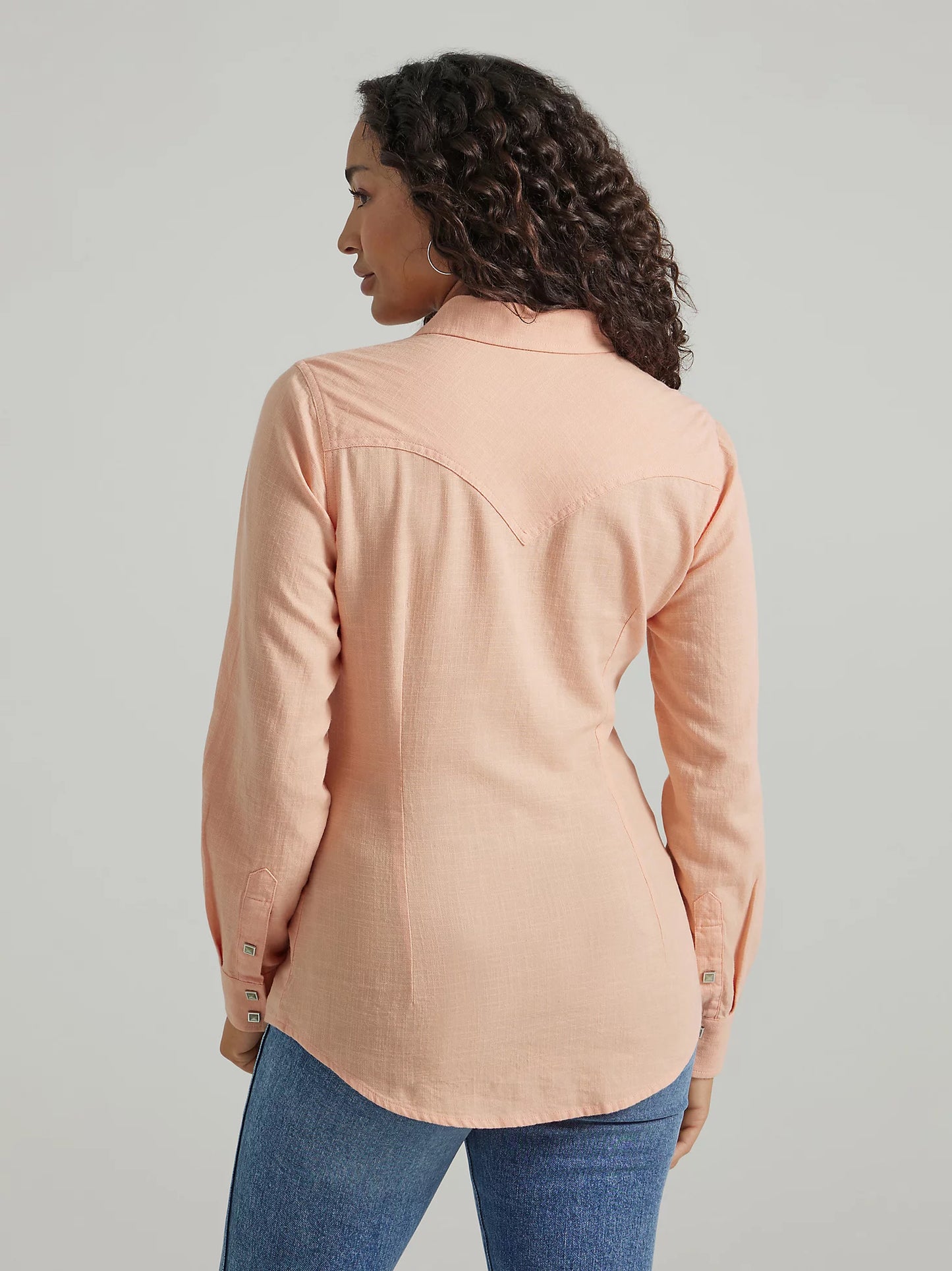 WOMEN'S WRANGLER RETRO® LONG SLEEVE SOLID WESTERN SNAP SHIRT IN PEACH