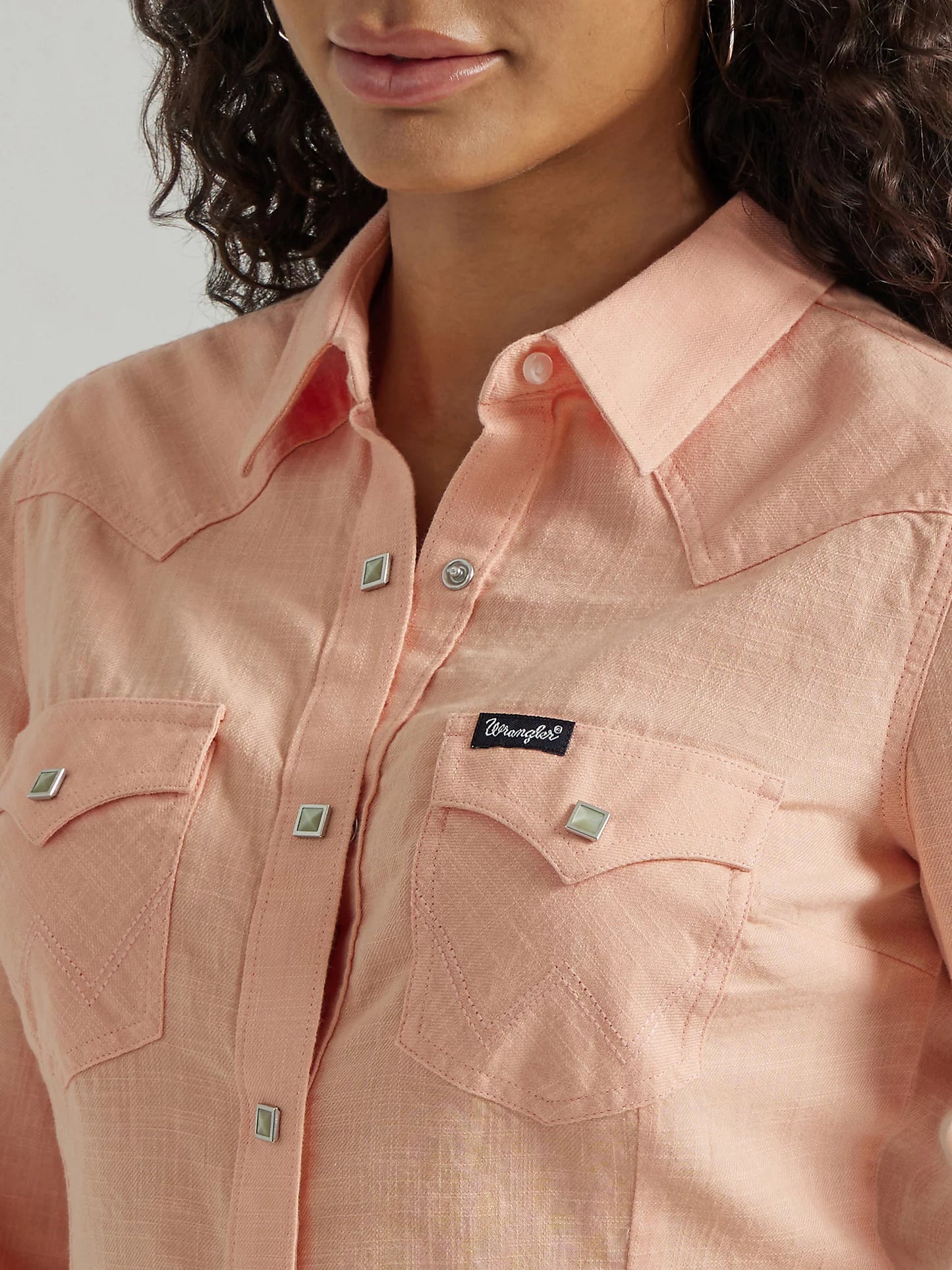 WOMEN'S WRANGLER RETRO® LONG SLEEVE SOLID WESTERN SNAP SHIRT IN PEACH