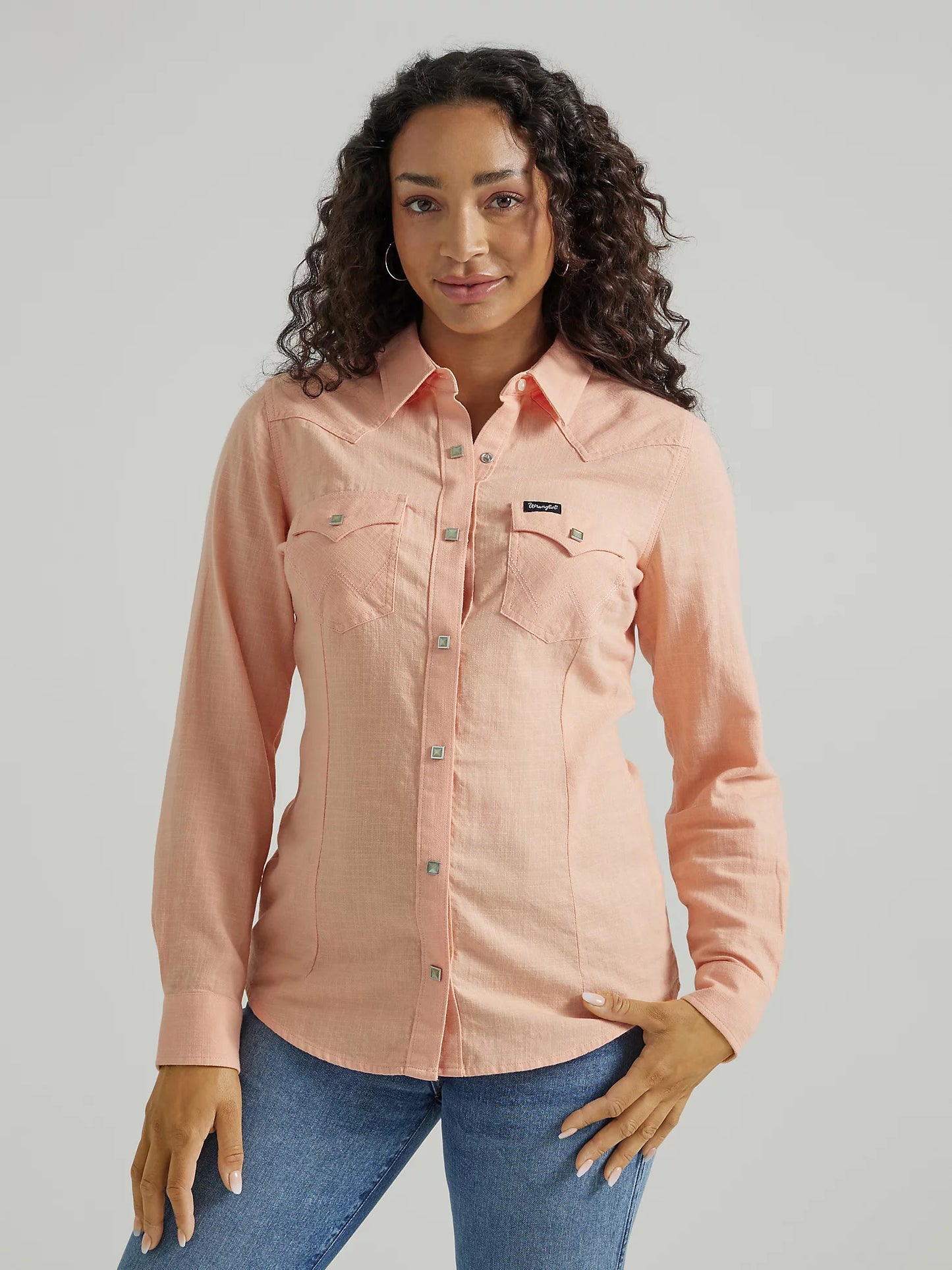 WOMEN'S WRANGLER RETRO® LONG SLEEVE SOLID WESTERN SNAP SHIRT IN PEACH