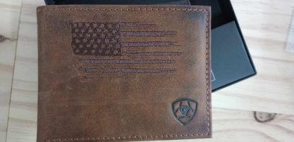 ARIAT BIFOLD DISTRESSED STITCH USA FLAG SHIELD LOGO